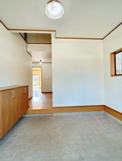 【中古】比企郡鳩山町小用リフォーム中古住宅の玄関|広々した玄関ホールです