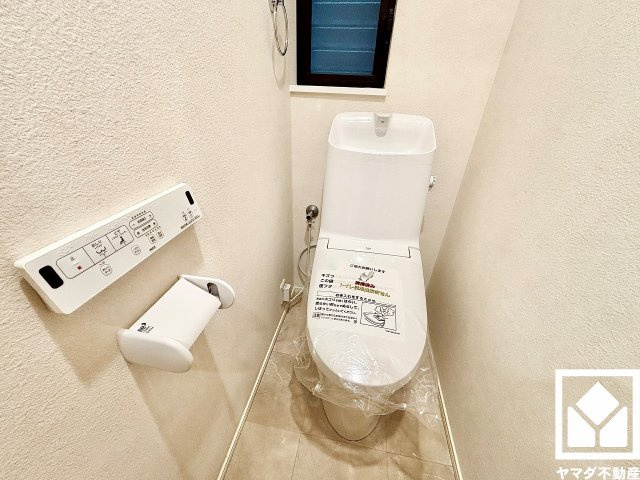 尼崎市長洲中通2丁目のトイレ|落ち着いたデザインと使いやすさを兼ね備えたトイレです。毎日使う場所だからこそ、快適性にも配慮されています。
