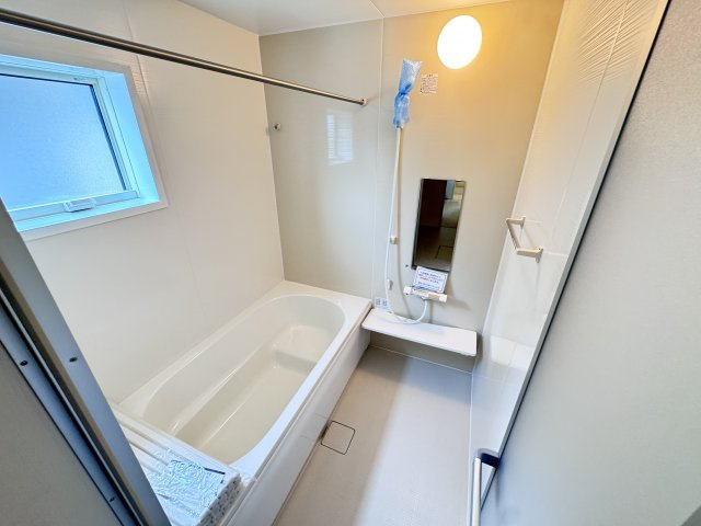 新築　伊勢崎市茂呂町第3　Livele Garden.S　2号棟の浴室|現地写真　乾燥・暖房・涼風と充実の内容！お風呂に入る前に暖房をつけておけば、寒い嫌な思いはしません。									
