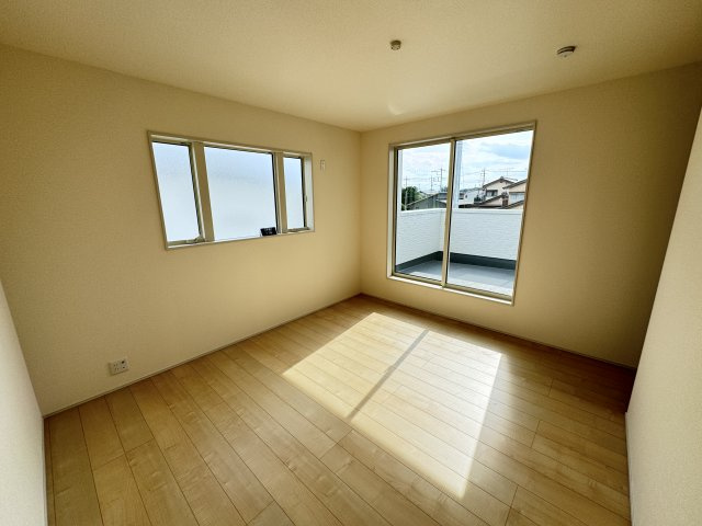 新築　伊勢崎市茂呂町第3　Livele Garden.S　2号棟の洋室|現地写真　二面採光で明るく風通しの良い洋室♪					
　					
					
