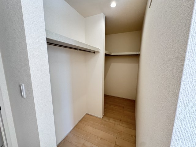新築　伊勢崎市茂呂町第3　Livele Garden.S　2号棟の収納|現地写真　主寝室の大型のウォークインクローゼットは収納ラクラク、お部屋スッキリ♪							
						
						

					
						
