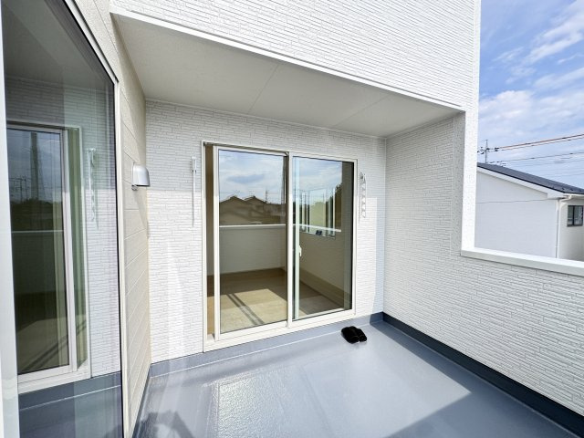 新築　伊勢崎市茂呂町第3　Livele Garden.S　2号棟のバルコニー|現地写真　日当たりの良いバルコニーは気持ちよく洗濯物が干せます♪							
							
					
　　
