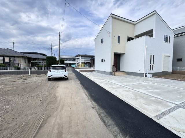 新築　伊勢崎市茂呂町第3　Livele Garden.S　2号棟の前面道路含む現地写真|現地写真　西側接道幅員約4ｍ	