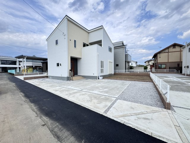 新築　伊勢崎市茂呂町第3　Livele Garden.S　2号棟の駐車場|現地写真　駐車スペースは並列3台分可能です！

