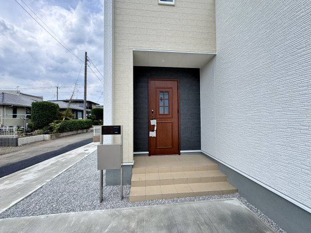新築　伊勢崎市茂呂町第3　Livele Garden.S　2号棟の玄関|現地写真　TVモニター付きドアホンでセキュリティも安心です！
