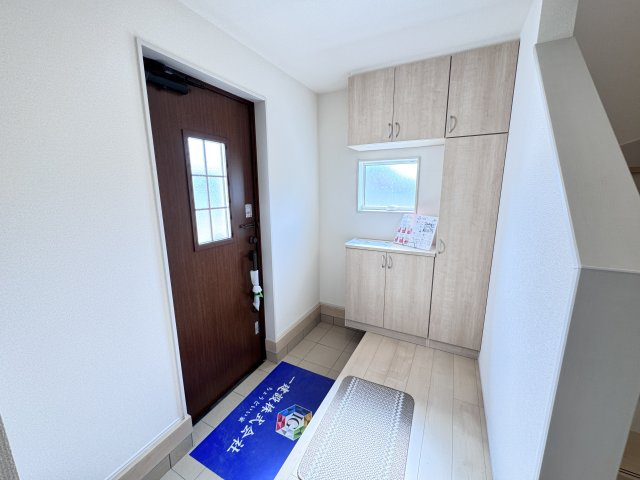 新築　伊勢崎市茂呂町第3　Livele Garden.S　2号棟の玄関|現地写真　３０足以上収納できる下駄箱、狭い玄関もスッキリ使用できます。							
