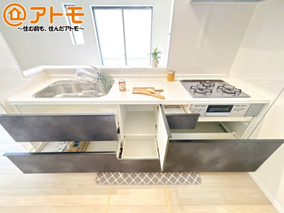 【キッチン】 | 沼津市原380番　新築一戸建て　B号棟　 | リビングで遊ぶお子様にも目が届く、安心感で選ぶなら対面キッチン♪