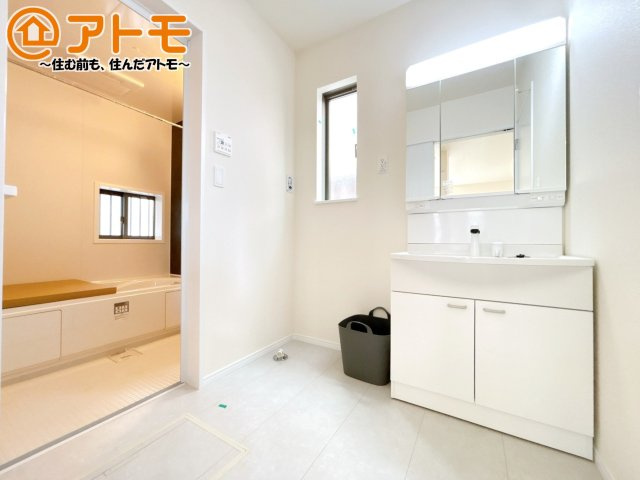 【独立洗面台】 | 沼津市原380番　新築一戸建て　B号棟　 | 洗面所って朝に混み合いませんか？広々とした脱衣所、３面鏡の独立洗面台で朝の時間を少しお手伝い♪