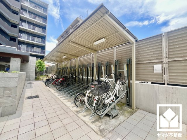 クリスタルグランツ京都西大路の駐輪場