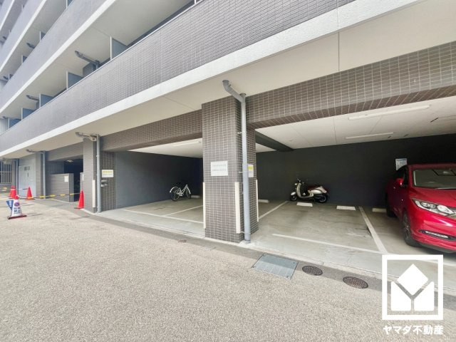 クリスタルグランツ京都西大路の駐車場
