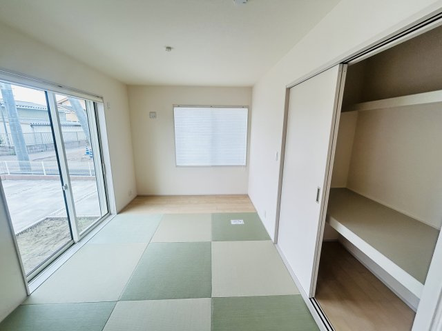 新築　伊勢崎市茂呂町第3　Livele Garden.S　4号棟の和室|現地写真　リビング隣の和室はお子様の遊び部屋としてもちょうどいいですね♪							
