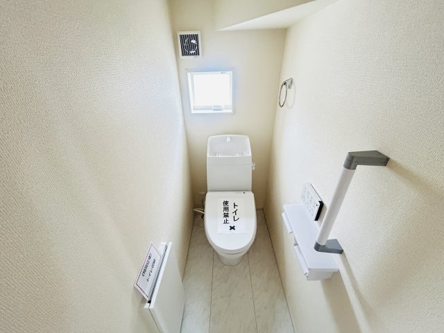 新築　伊勢崎市茂呂町第3　Livele Garden.S　4号棟のトイレ|現地写真　節水タイプのウォシュレット付きトイレ、水道料節約に一役買います！							
