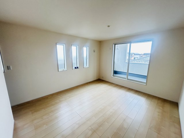 新築　伊勢崎市茂呂町第3　Livele Garden.S　4号棟の洋室|現地写真　全室南向きで明るいお部屋、子供部屋は明るい方が良いですよね♪							

　					
					
