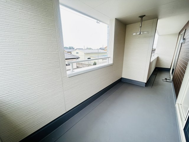 新築　伊勢崎市茂呂町第3　Livele Garden.S　4号棟のバルコニー|現地写真　日当たりの良い広々バルコニー！どのお部屋からも行き来できます。							
								
