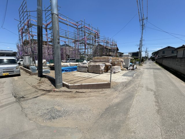 新築　伊勢崎市茂呂町第3　Livele Garden.S　4号棟の前面道路含む現地写真|現地写真　西側接道幅員約4ｍ　南側接道幅員約4ｍ		