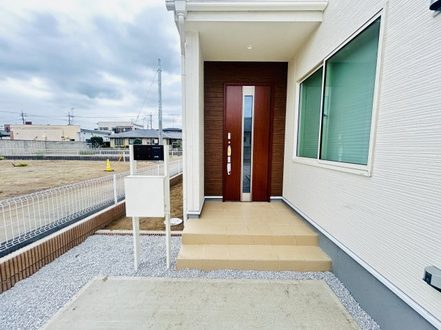 新築　伊勢崎市茂呂町第3　Livele Garden.S　4号棟の玄関|現地写真　TVモニター付きドアホンでセキュリティも安心です！
