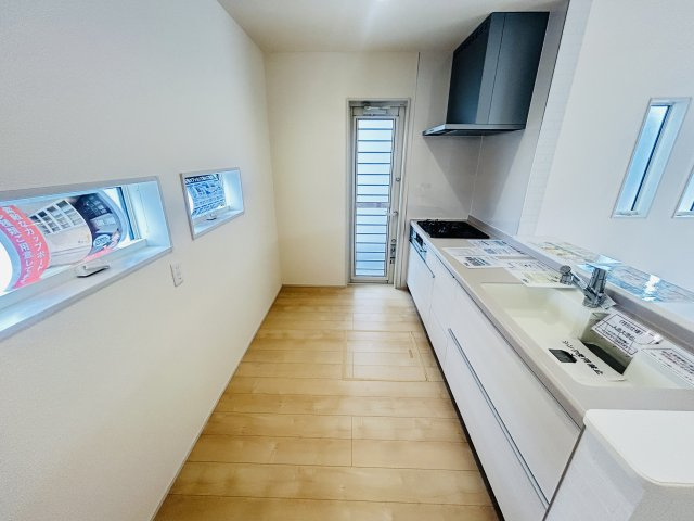 新築　伊勢崎市茂呂町第3　Livele Garden.S　4号棟のキッチン|現地写真　間口2550ｍｍで作業スペースも広々！換気扇も汚れが付きにくくお掃除がし易い設計です♪

