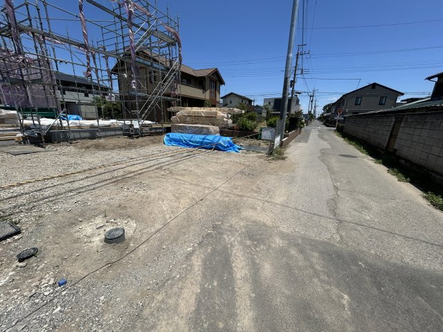 新築　伊勢崎市茂呂町第3　Livele Garden.S　5号棟の前面道路含む現地写真|現地写真　南側接道幅員約4ｍ		