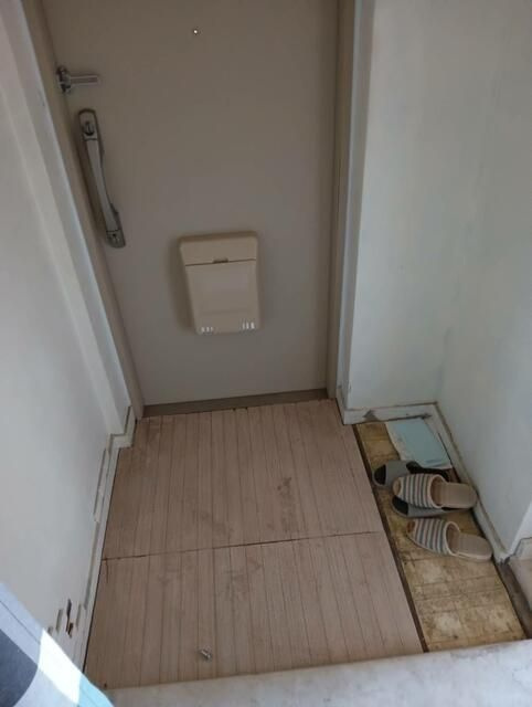 さつきが丘西住宅４号棟の玄関