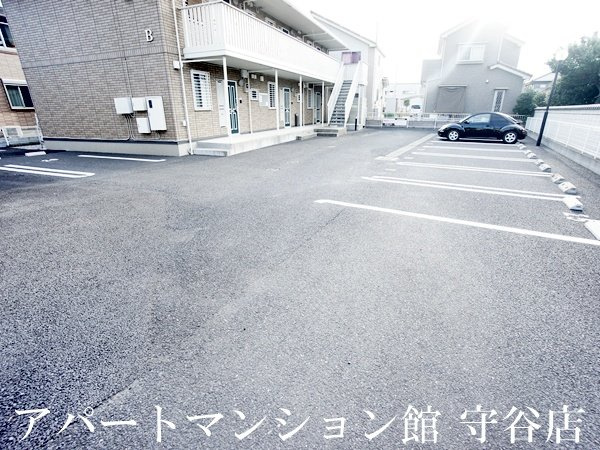 アルティスタBの駐車場