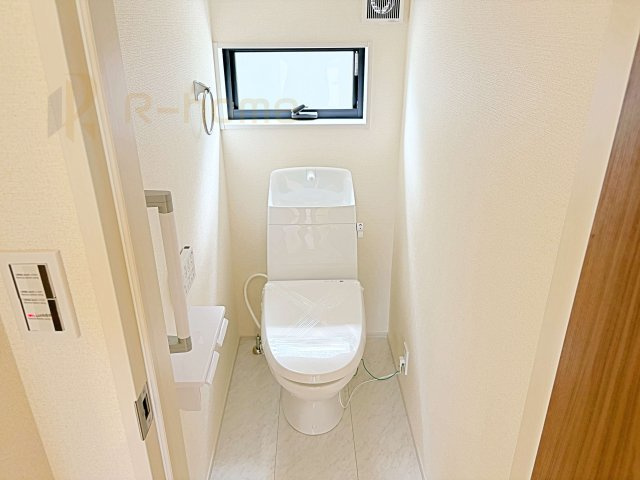 笠間市岩間駅西第3　新築戸建て　2号棟のトイレ|温水洗浄便座付きのトイレ。
トイレが２ヵ所設置で朝の忙しい時間でも安心です。