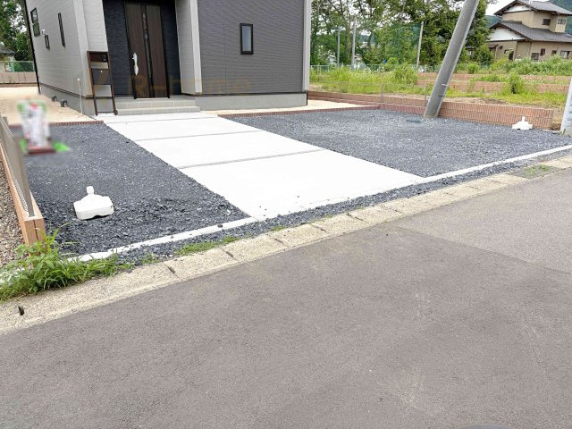 笠間市岩間駅西第3　新築戸建て　2号棟の駐車場|カースペースは3台完備。ゲスト用のスペースも確保できますね♪