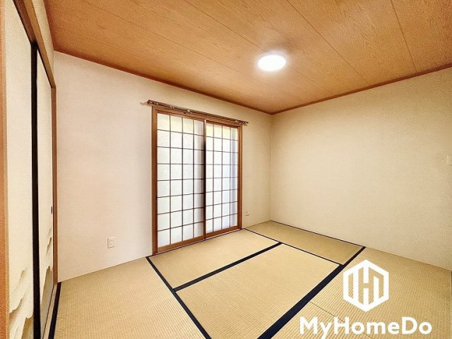 西区比良3丁目の和室|リビング隣の和室は、趣ある安らぎ空間。来訪時や家事スペースとしても重宝します