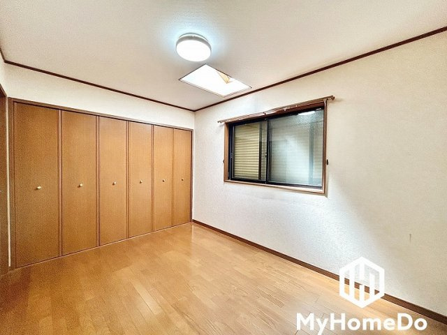 西区比良3丁目の洋室|心地よさと快適さを追求した洋室、家族のライフスタイルに寄り添う住まい
