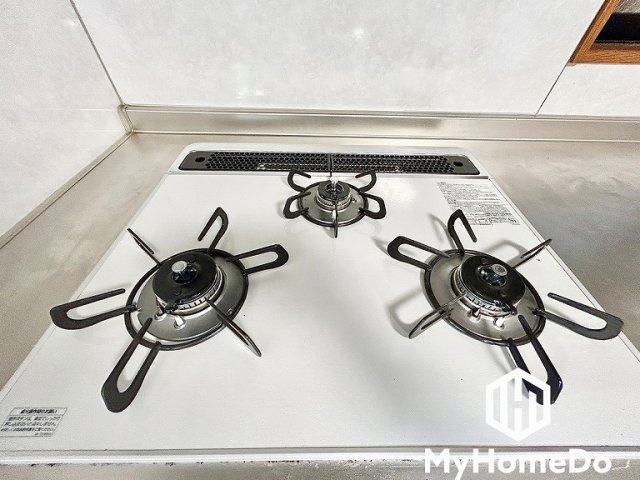 西区比良3丁目のキッチン|効率的な調理で週末の作り置きも時短可能な3口コンロ。