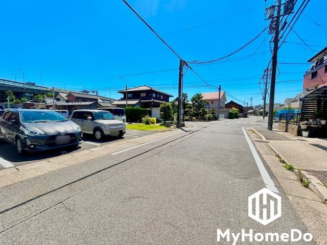 西区比良3丁目の前面道路含む現地写真|ゆったりとした道路幅があり車を選ばないのでお友達やお客様も訪れやすい環境です。