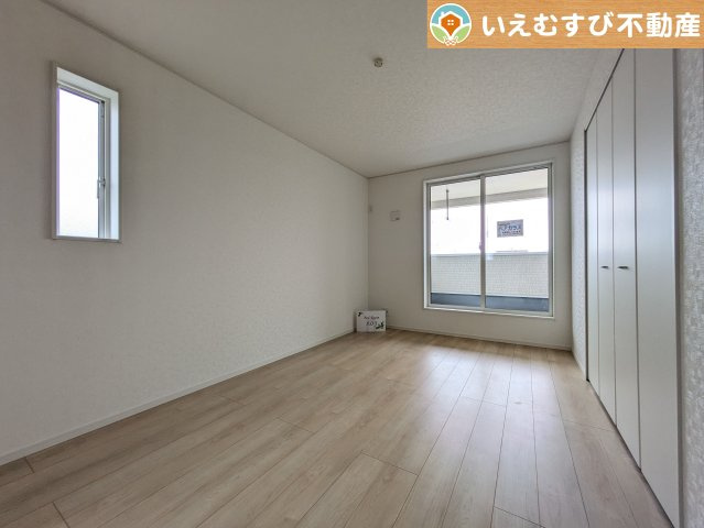 Cradle garden　邑楽郡鶉第7の洋室|シンプルで明るいお部屋
2面採光で日当り良好！シンプルなお部屋なので自分で家具を選ぶのが楽しみですね！