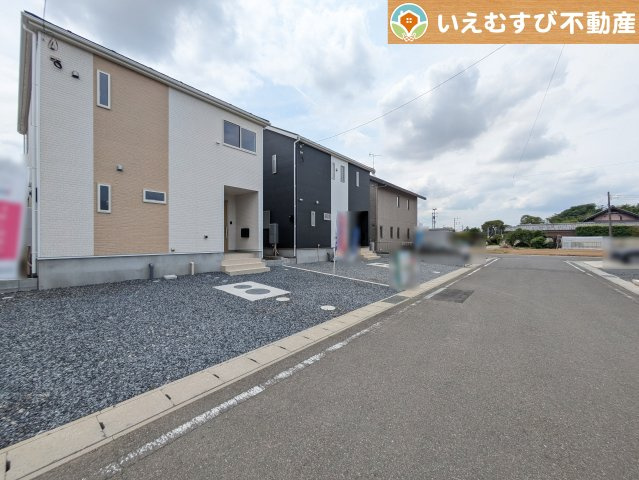 Cradle garden　邑楽郡鶉第7の前面道路含む現地写真|充分な広さの前面道路
間口が広くお車の出し入れも問題なく行えるスペースが確保されています♪