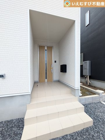 Cradle garden　邑楽郡鶉第7のエントランス|落ち着いた色づかいのエントランス
駐車場からアクセスの良いエントランス。雨の日や荷物が多くても安心の動線♪