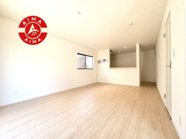 古賀市花見南3丁目第10-2棟（1号棟）の居間・リビング|ダイニングテーブルへの配膳がラクラク、お料理はかどるカウンター付きシステムキッチン！