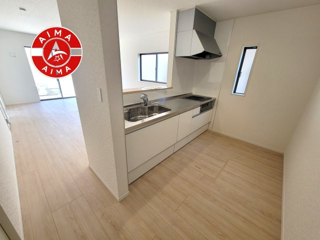 古賀市花見南3丁目第10-2棟（1号棟）のキッチン|カウンターキッチンなら、リビングで遊ぶ子供の様子を見ながら料理ができるので安心です。料理を運んでもらったり、子供にお手伝いしてもらいやすいのもいいですね。