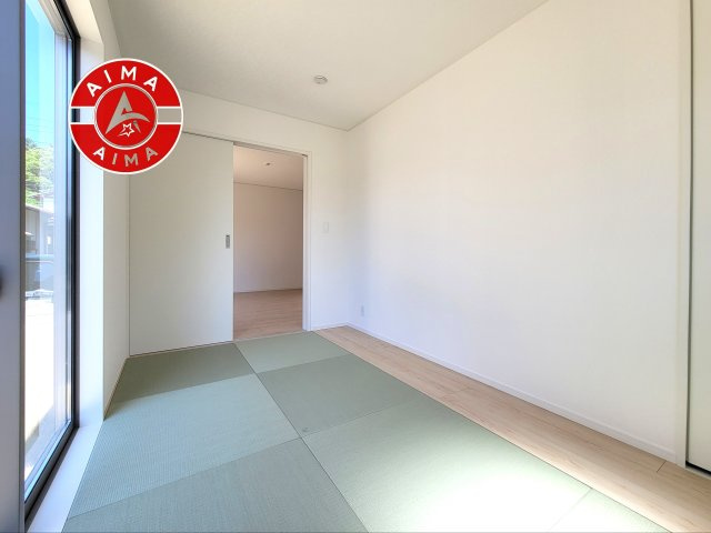 古賀市花見南3丁目第10-2棟（1号棟）の和室|和室を上手に活用すると暮らし方の幅が広がります。例えば普段は開け放して、子供の小さいうちはお昼寝や遊びのスペースに。畳はソフトなので転んでもケガをしにくく安心です