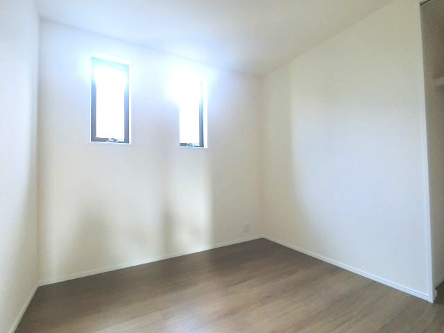 北野町今山 1号棟の洋室|洋室③　4.5帖のお部屋　2面から差し込む光で部屋が明るいです