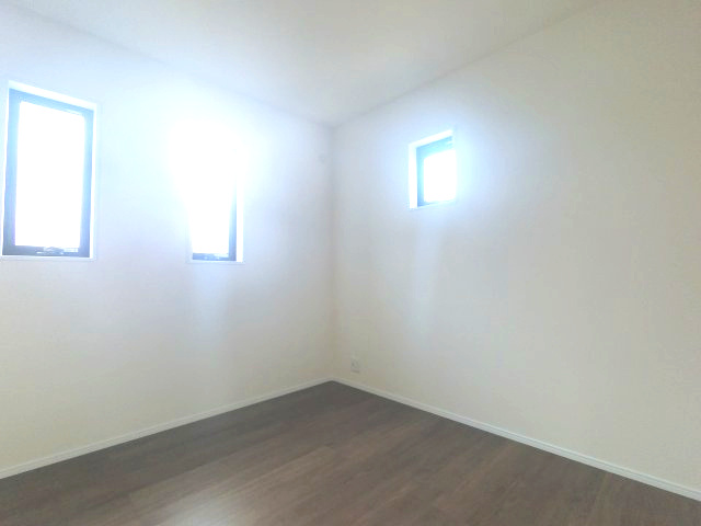 北野町今山 1号棟の洋室|洋室④　4.5帖のお部屋　2面から差し込む光で部屋が明るいです