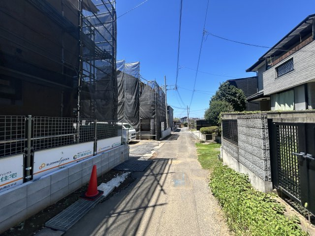新築　伊勢崎市豊城町全2棟　Blooming　Garden　1号棟の前面道路含む現地写真|現地写真　北側接道幅員約3.7ｍ　西側接道幅員約3.8ｍ	