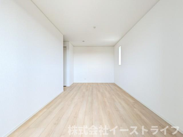 【新築戸建】　いわき市金山町第10　全2棟の寝室|同社施工写真　フローリングのお部屋は耐久性があり傷が付きにくいので、一般的な使用ではメンテナンスはあまり必要ありません。また、汚れたらさっとふき取るだけで、きれいな場外を保つことができます。