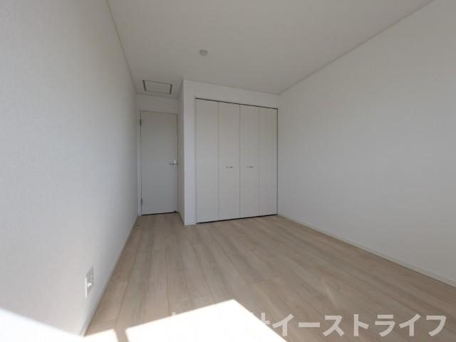 【新築戸建】　いわき市金山町第10　全2棟の子供部屋|同社施工写真　家具などのインテリアともマッチしておしゃれ感が出しやすく、身の回りの整理がしやすいのも洋室の魅力です◎