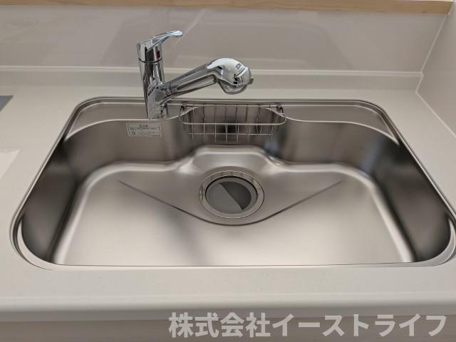 【新築戸建】　いわき市金山町第10　全2棟のキッチン|同社施工写真　浄水器一体型水栓です◎対面式キッチンなので、リビングルームにいるご家族の様子を見ながら調理ができ、小さなお子様がいるご家庭でも安心です。