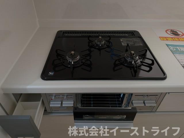 【新築戸建】　いわき市金山町第10　全2棟のキッチン|同社施工写真　ガス火3口、魚焼きグリル、調味用入れがついています！