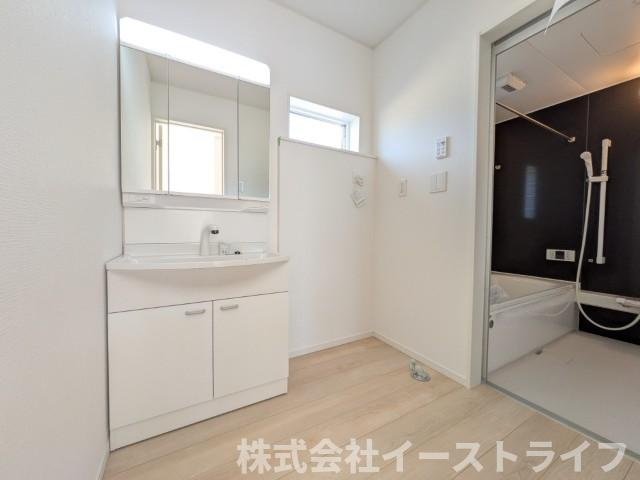 【新築戸建】　いわき市金山町第10　全2棟の独立洗面台|同社施工写真　朝の身支度に便利な独立洗面台です。3面鏡で鏡の裏には収納スペースがあり、小物などをすっきり片づけることができます。