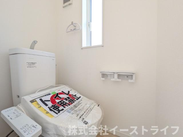 【新築戸建】　いわき市金山町第10　全2棟のトイレ|同社施工写真　落ち着いた色調のトイレで、温水洗浄機能付き便座です
