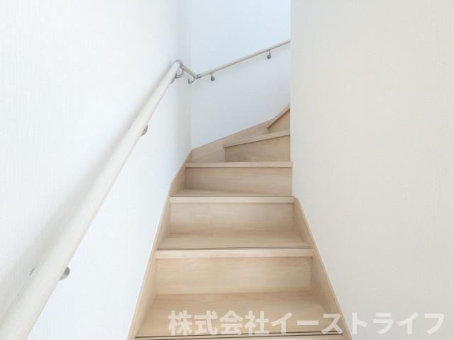 【新築戸建】　いわき市金山町第10　全2棟の内装|同社施工写真　階段スペースです。手すりが付いているので安心です。