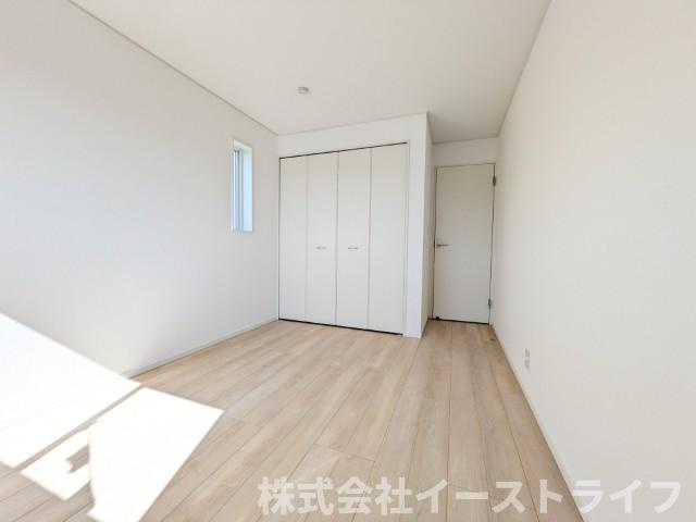 【新築戸建】　いわき市金山町第10　全2棟の洋室|同社施工写真　洋室は和室と比べて家具を置いたり敷物を敷いたりと、カスタマイズ性が高いので、自分の好みの部屋にしやすいです♪