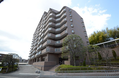 【外観】 | 南千里パークハウス | 物件を比較検討したいお客様には、「物件比較見学プラン」をご用意しております。こちらの物件だけでなく、お客様の希望に沿った物件を、いくつかまとめてご案内させて頂きます。