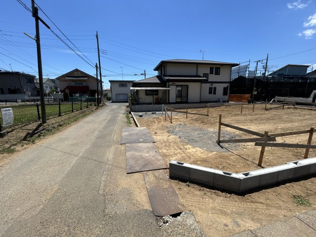新築　伊勢崎市豊城町全2棟　Blooming　Garden　2号棟の前面道路含む現地写真|現地写真　北側接道幅員約3.7ｍ　東側接道幅員約4ｍ	