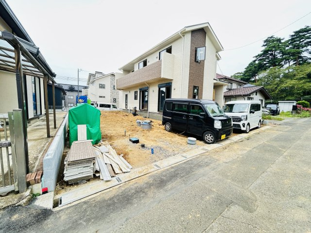 新築　伊勢崎市豊城町全2棟　Blooming　Garden　2号棟の駐車場|現地写真　駐車スペースは4台分可能です！
